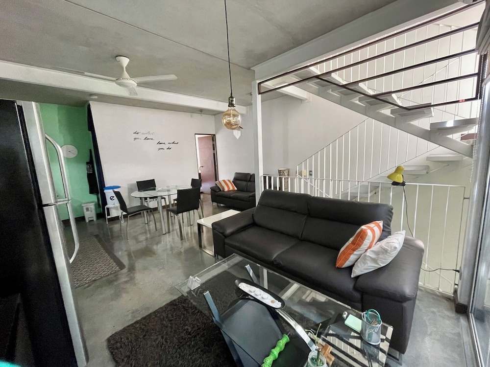 Beautiful Spacious Loft 2 Bedrooms 2 Full Baths 2 car Garage in Downtown