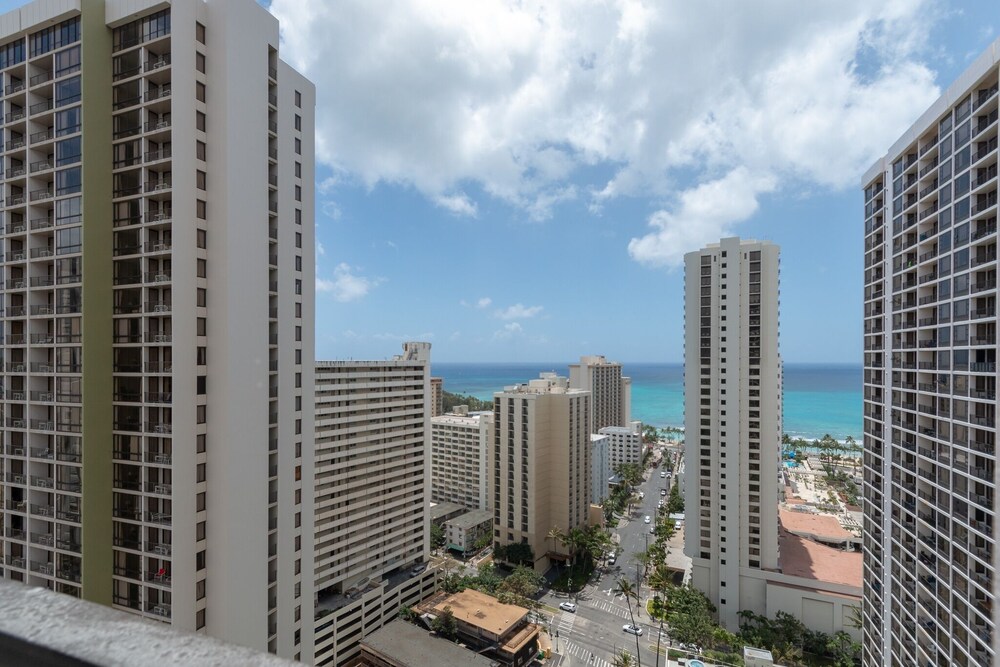 Hotel Newly Remodeled Corner Unit at the Waikiki Banyan with Diamond Head Views by Koko Resort Vacation Rentals - Image 1
