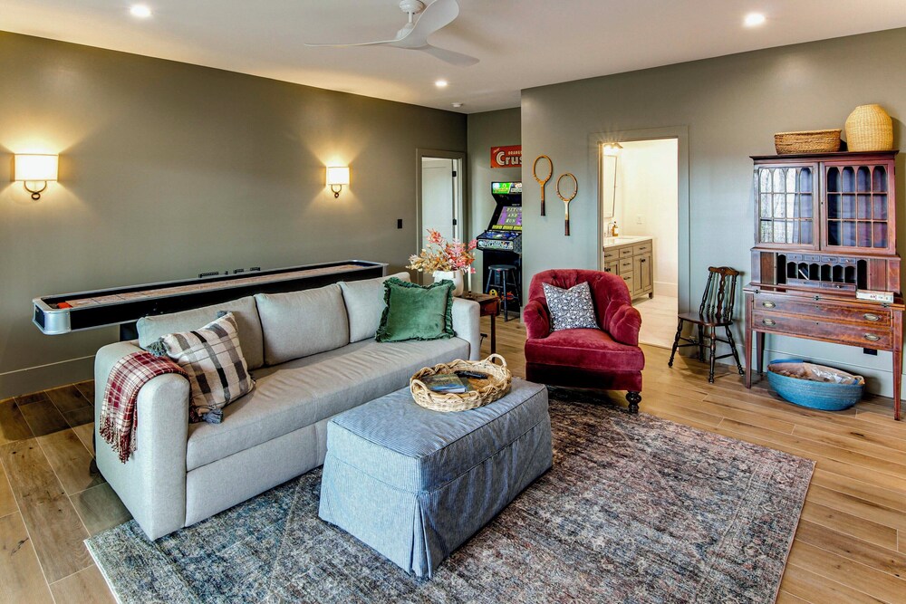 Deck & Mountain Views: 'black Chalet' in Glenville
