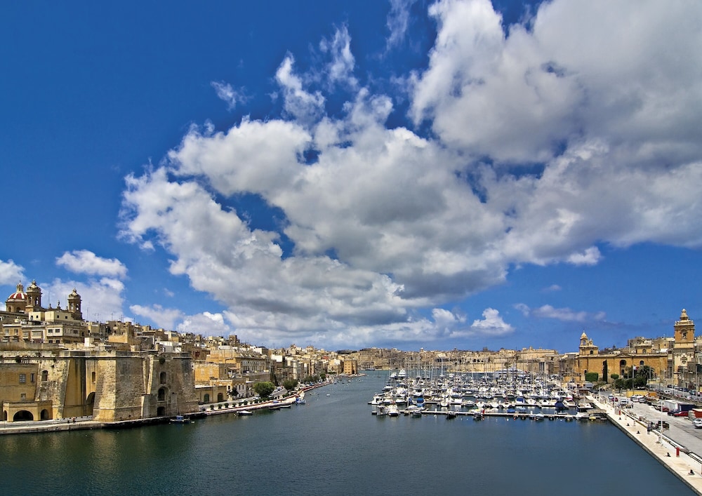 Spinola Bay Apartment by Getaways Malta photo 4