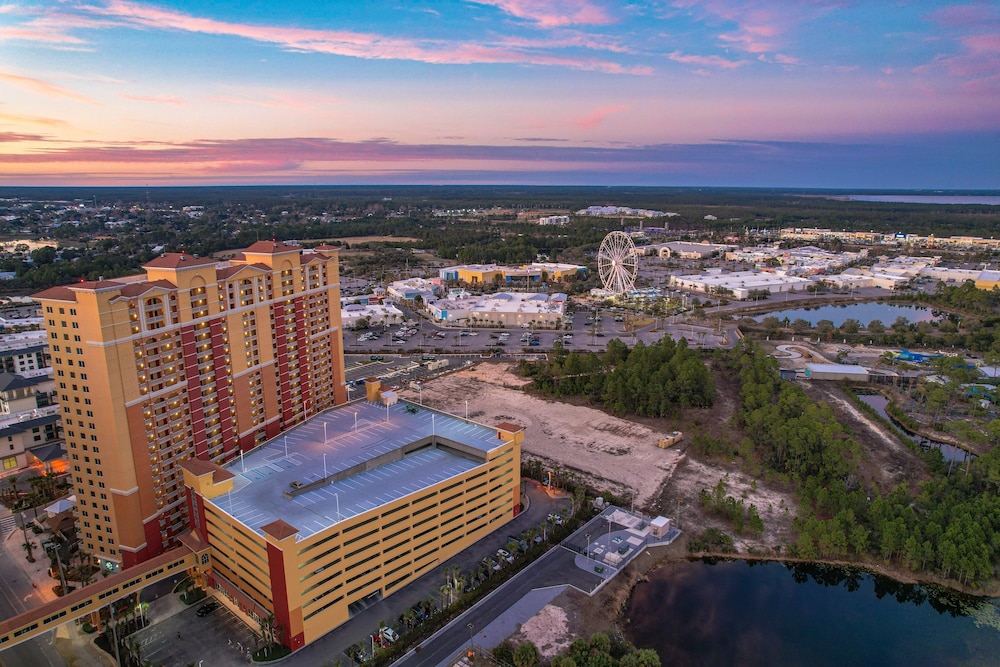 Fall Retreat Condo w Heated Pool Hot tub Pier Pk