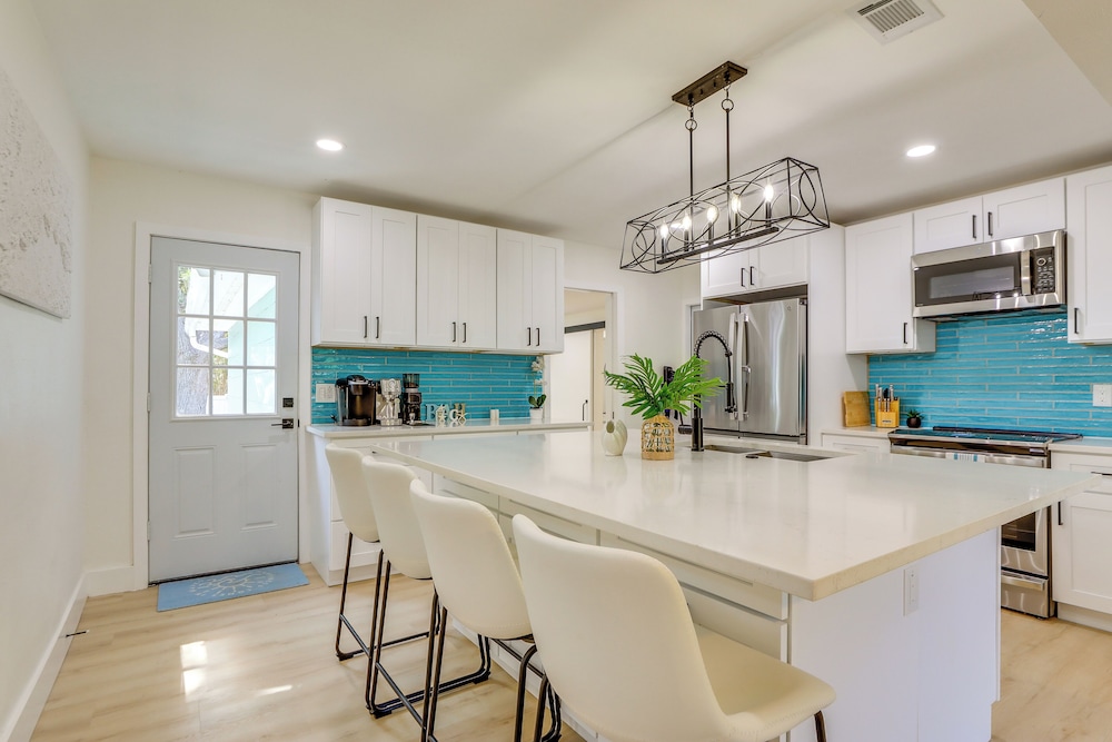 Private Hot Tub & Fenced Yard: Sleek Gulfport Home