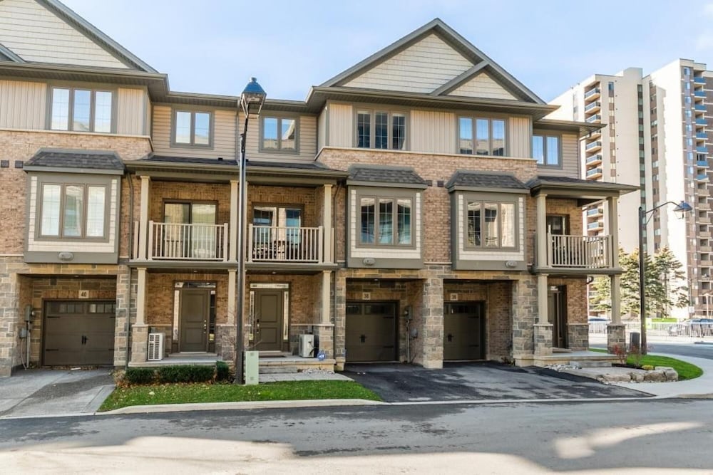 Toronto Vacations - 3BR 2 5BA Townhome 1 min to the Beach BBQ Parking - Property Image 1
