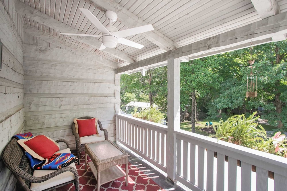 35 Acre Villa w/ Pool, Spa, Wine Cellar & Gym + Near Golf Club La Pearla Ranch by Avantstay