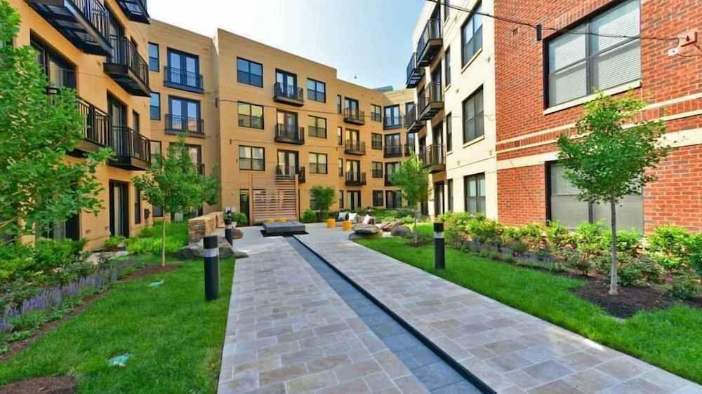 1919 Clarendon by Executive Apartments