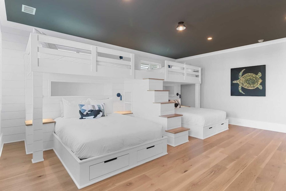 712 Ocean Blvd by Avantstay New Construction w/ Pool, Game Zone, Private Beach Access, and Oceanfront Views