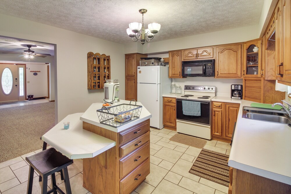 Family Home w/ Game Room! 1 Mi to Dale Hollow Lake