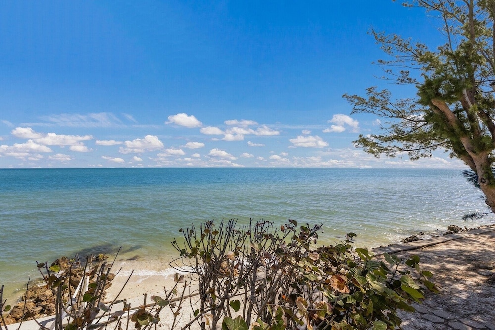 Dolphin Watch 3 Bedroom Home