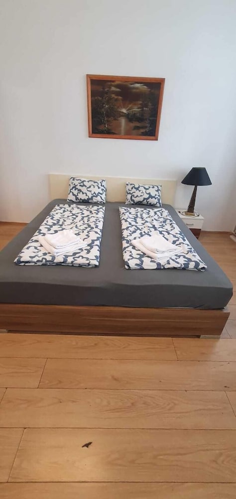 Group Stay 3 Apts Near Enkplatz