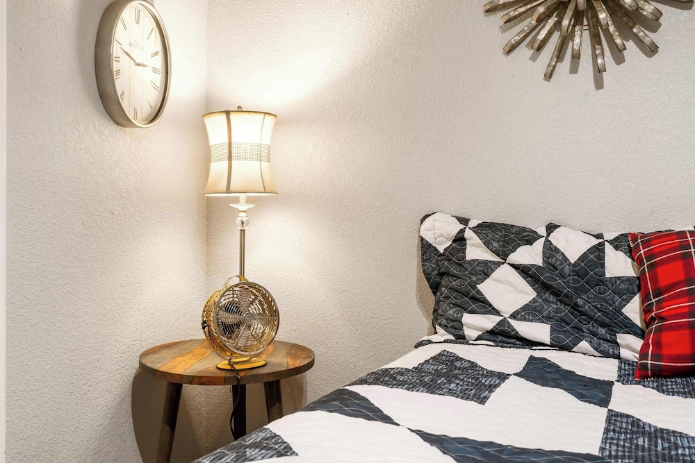 Warm Welcome Getaway Resort Stay for 6 With Amenities Near Downtown