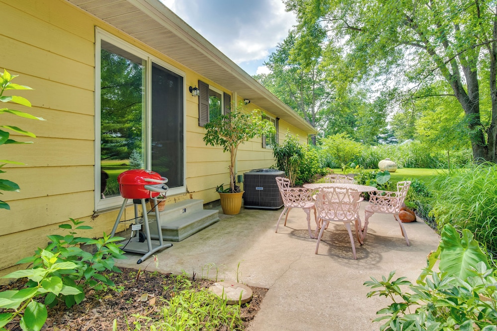 9 Mi to Downtown Rushville: Cozy Getaway w/ Grill