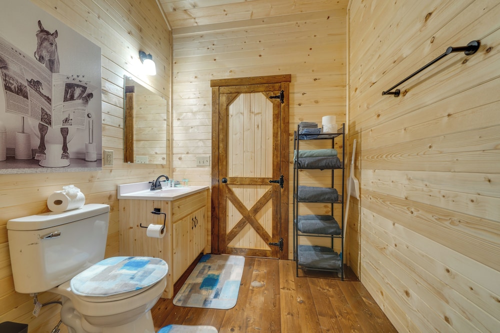 Porch & Pond Views: La Grange Cabin Retreat!