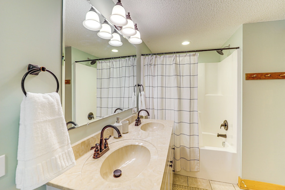 Pet-friendly Cabin w/ Hot Tub in North Carolina!