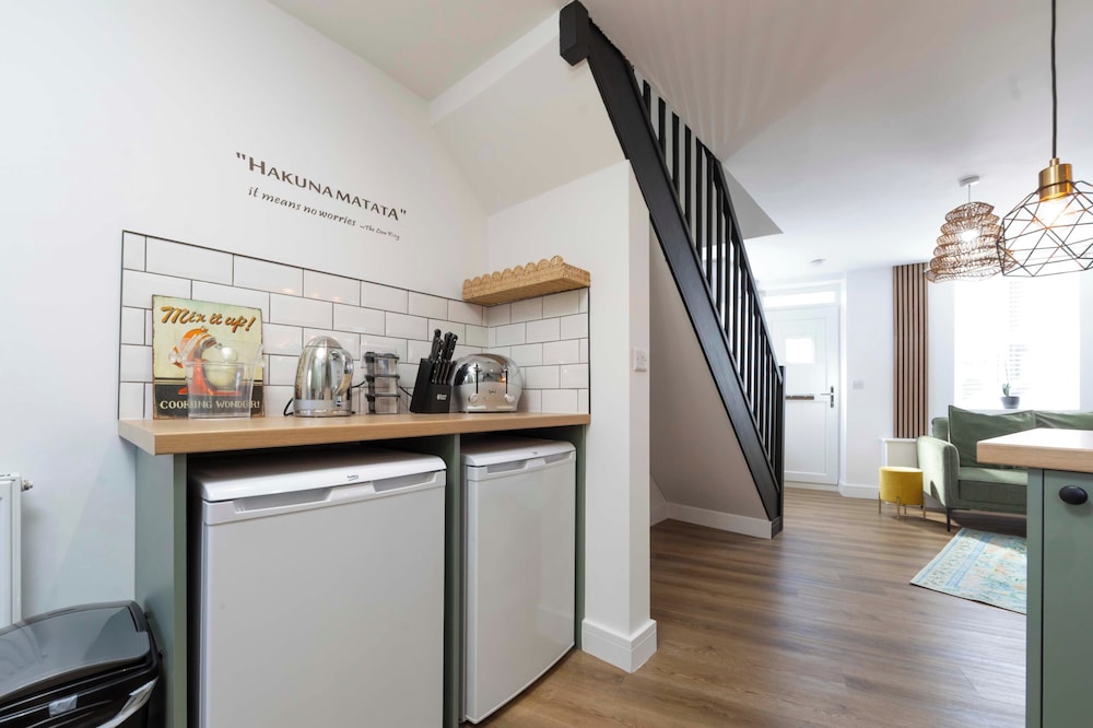 Cosy-cute Miner's Cottage on the Taff Trail