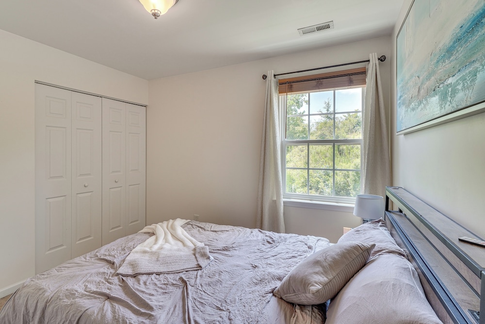 6 Mi to Dtwn Raleigh: Townhome w/ Fenced Patio!