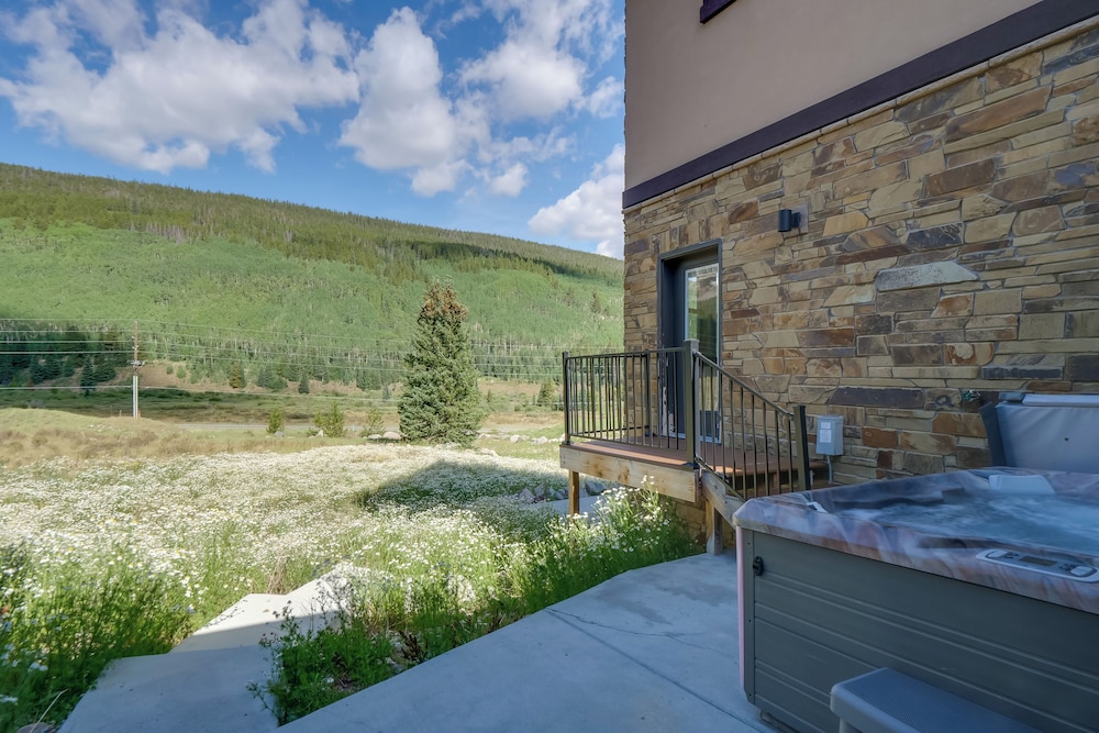 Hot Tub, Pool Table & Fireplaces: Blue River Gem