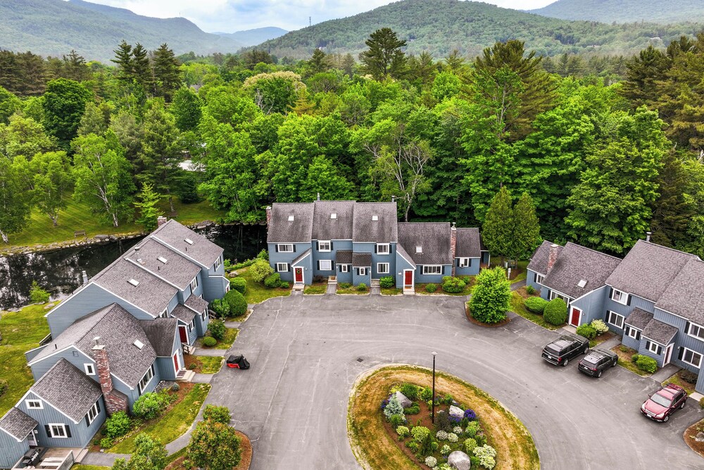 Condo w/ Deck & Grill < 5 Miles to Loon Mountain!