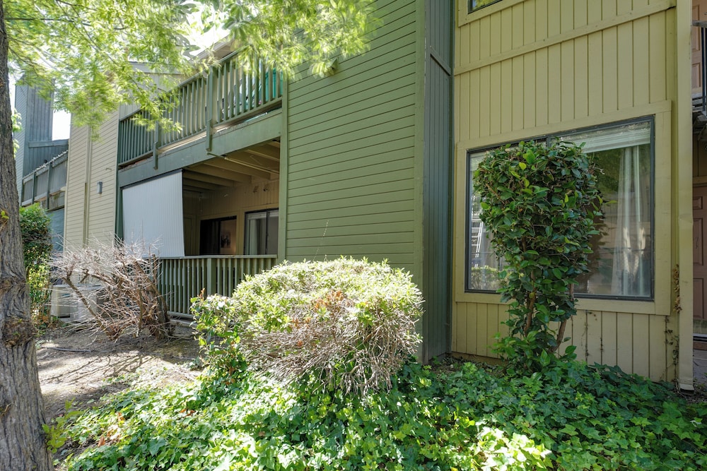 North Highlands Condo ~ 11 Mi to Dtwn Sacramento! view 2