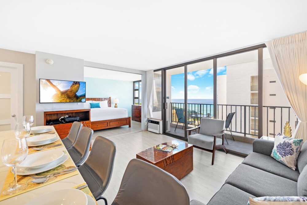 High Floor Ocean View Condo (King Bed and Parking): hotel room photo