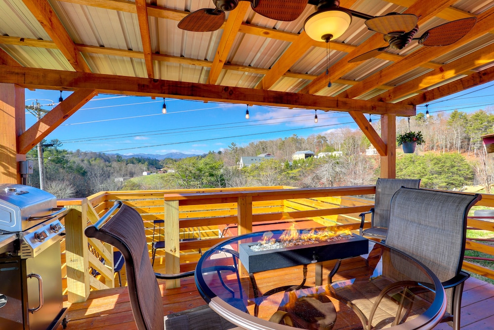 Studio w/ Loft, Hot Tub & Views in Marshall! view 3
