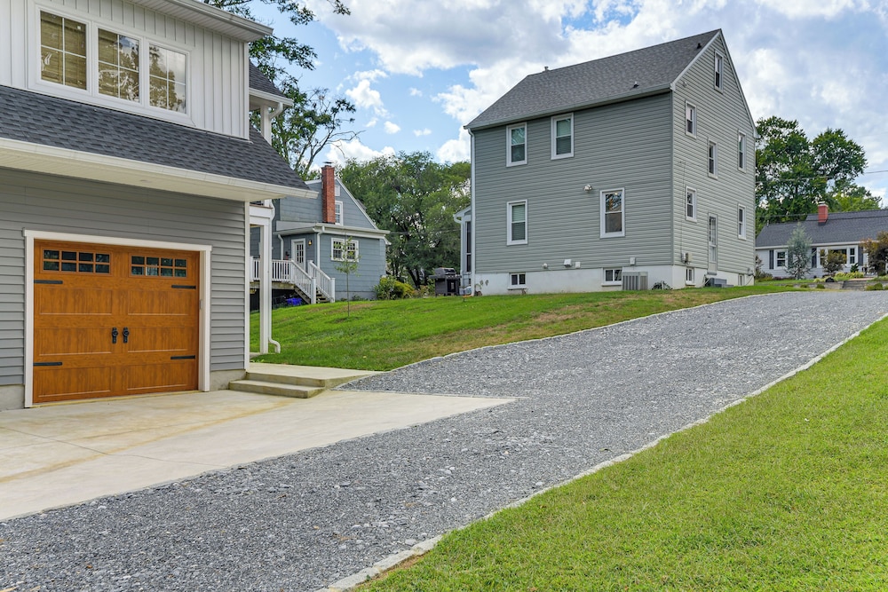1 Block to Usna Stadium: Modern Annapolis Home!