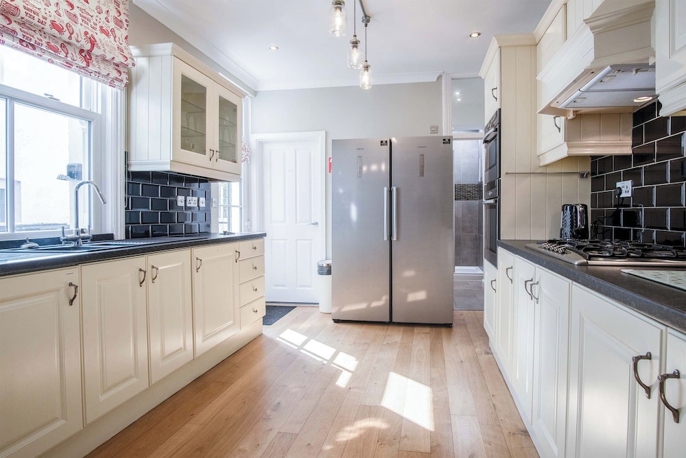 Overland Road 4 Bed House Mumbles