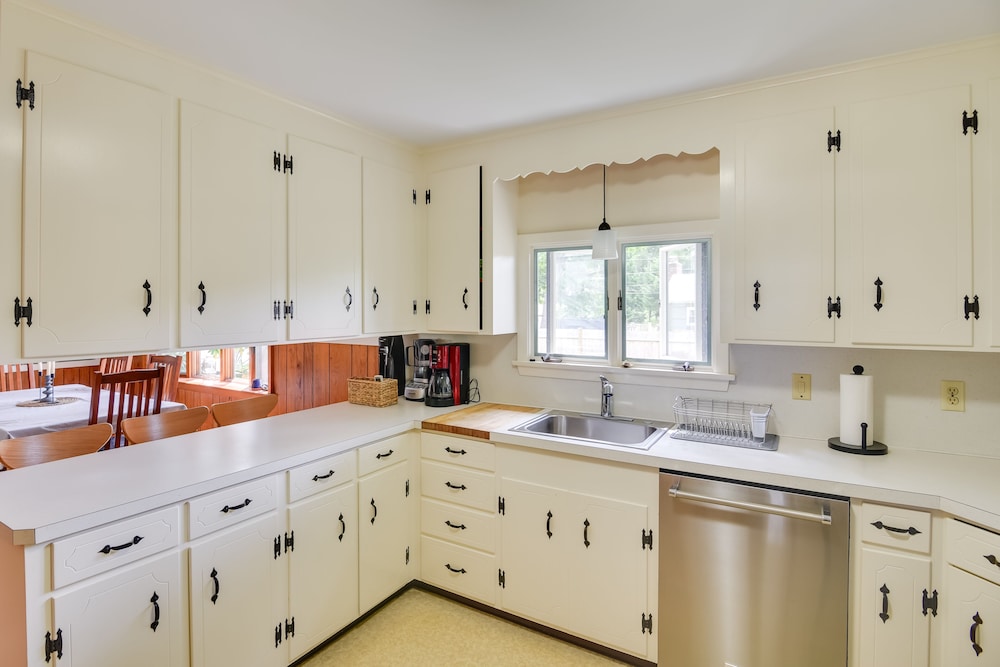 Home in Narragansett w/ Beach Access!