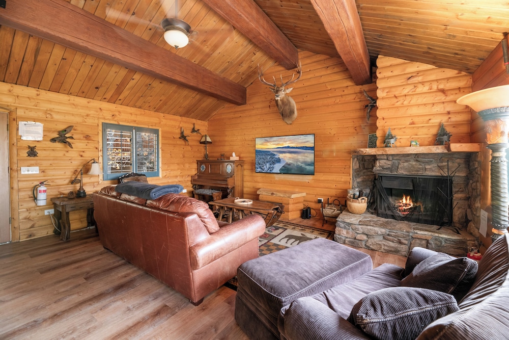 A Woodsy Mountain Retreat