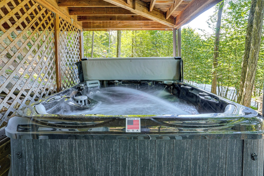 < 1 Mi to Lake: Cabin w/ Hot Tub in Greentown!