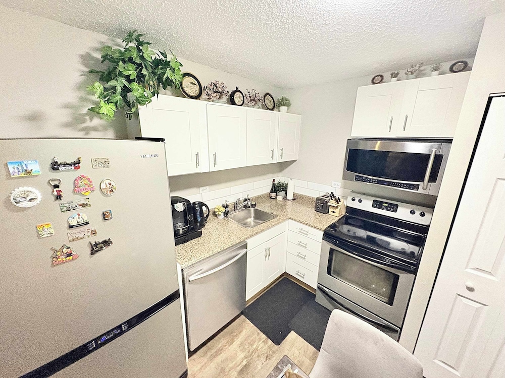Stylish Downtown Condo near Rogers Place | Parking, Gym, Balcony & Kitchen