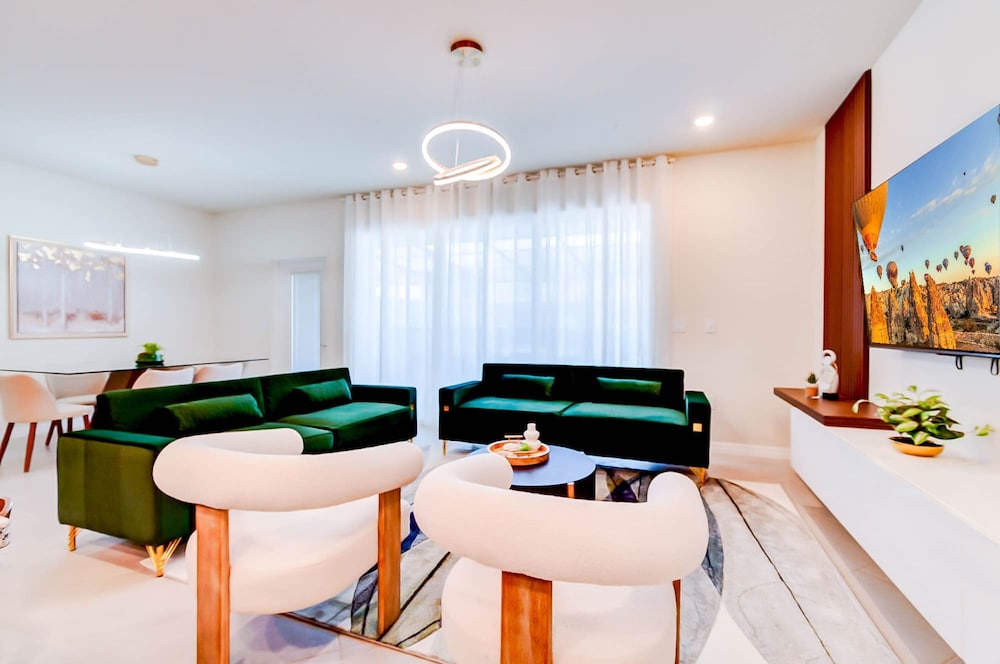 1259 Modern 5BD Family Home For Your Vacation