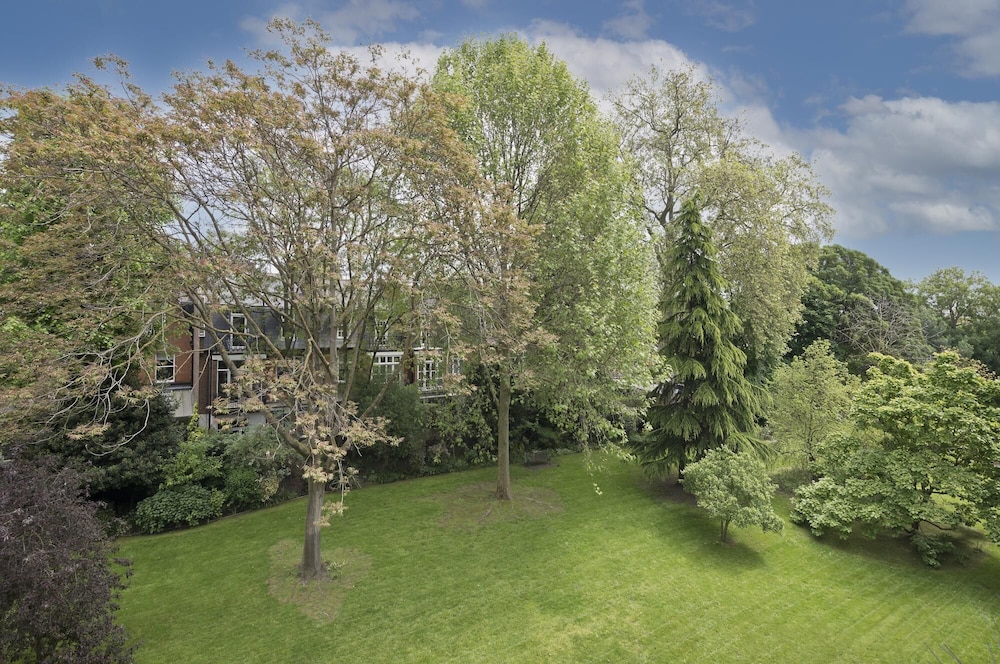 Immaculate two Bedroom Apartment in Chelsea by Underthedoormat