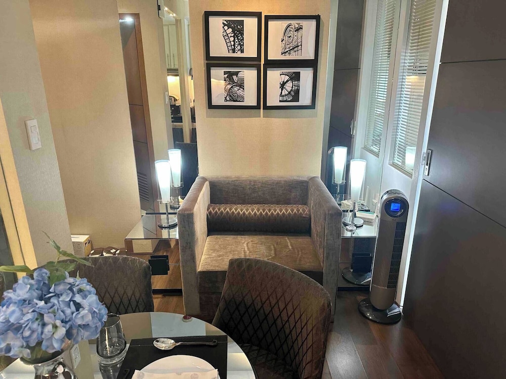 Luxurious Studio in Mckinley Hill With City View