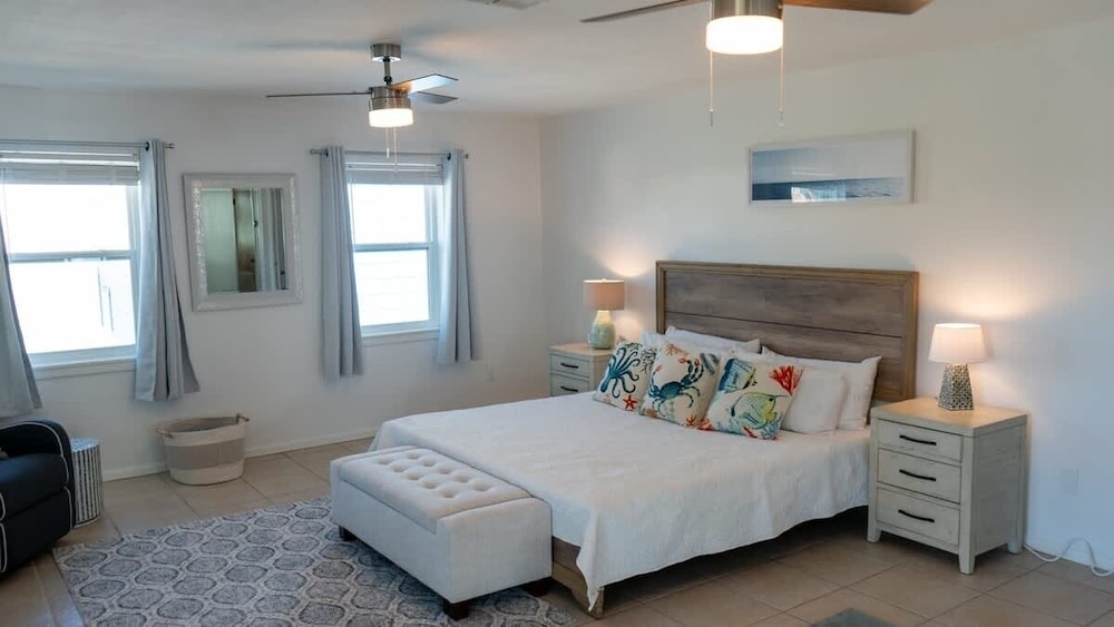 Fun Retro Island Vibe Sleeps 17 Beach 1 Block 4 Bedroom Home