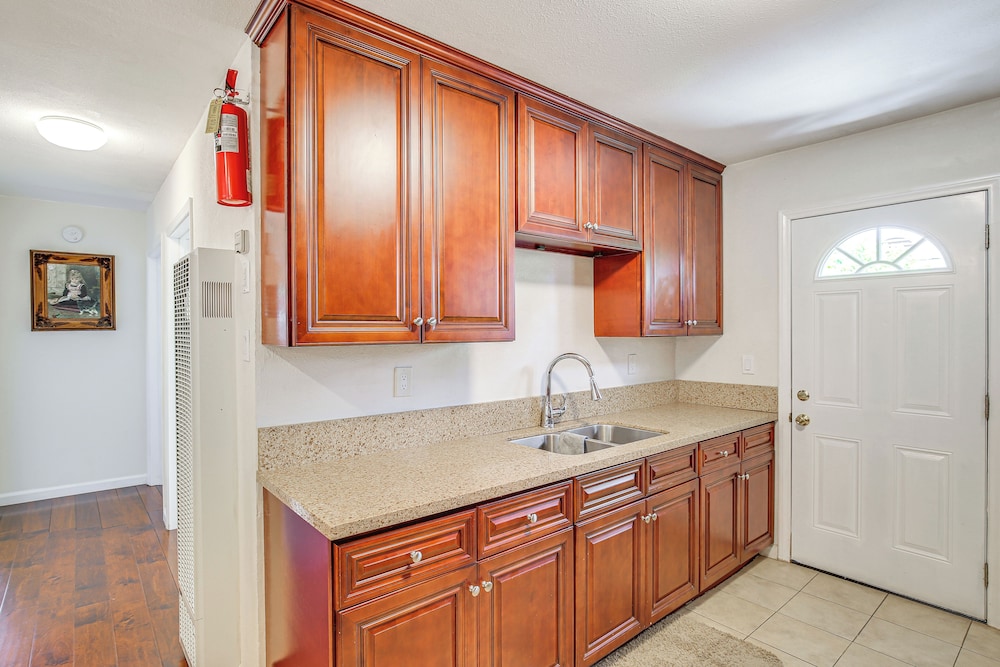 5 Mi to Coast: Centrally Located Long Beach Home!