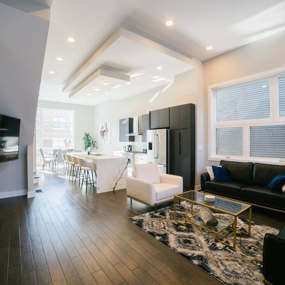 Magnificent NEW Home w 8 Beds Free Parking