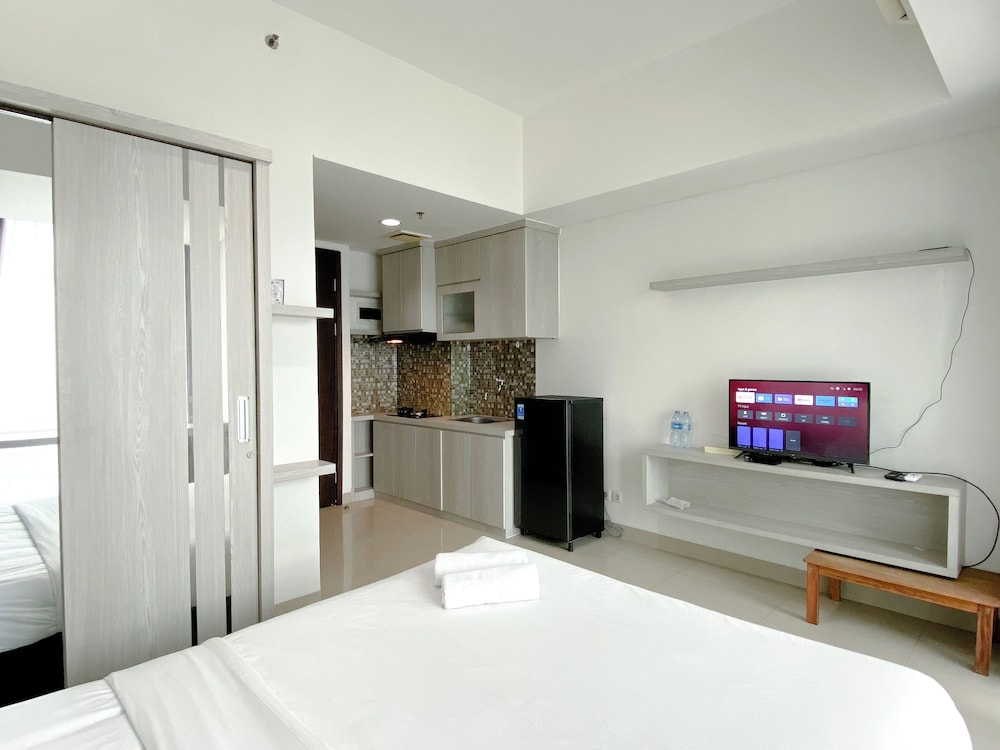 White Toned Studio At Lrt City Bekasi Apartment