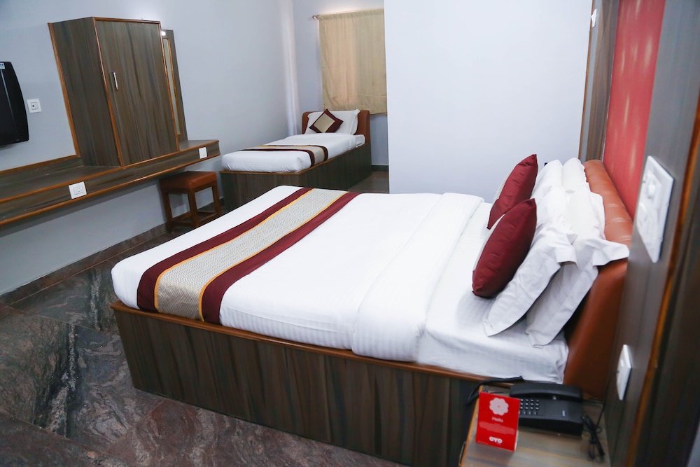 OYO 8828 Holidays Dollars Grand