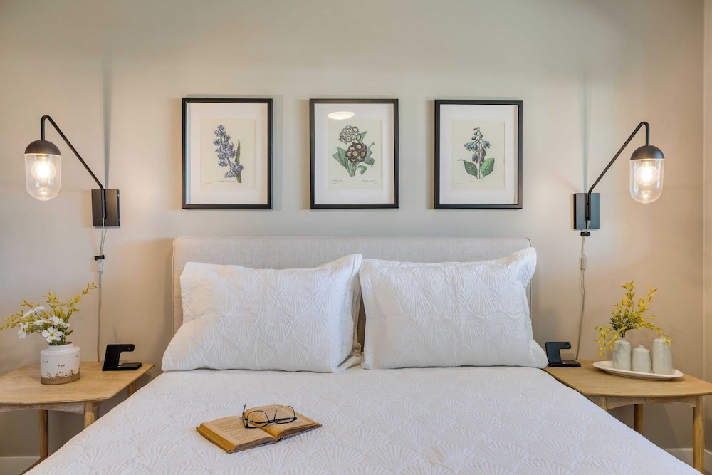 Near Camelback Mtn, Old Town, Trails, Golf + Spas w/ Pool, Hot Tub Camelback Casa by Avantstay
