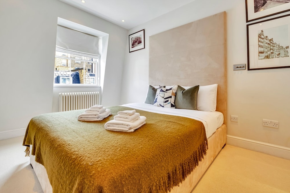 Luxe 4-bed Mews Home - 10 min to Harrods