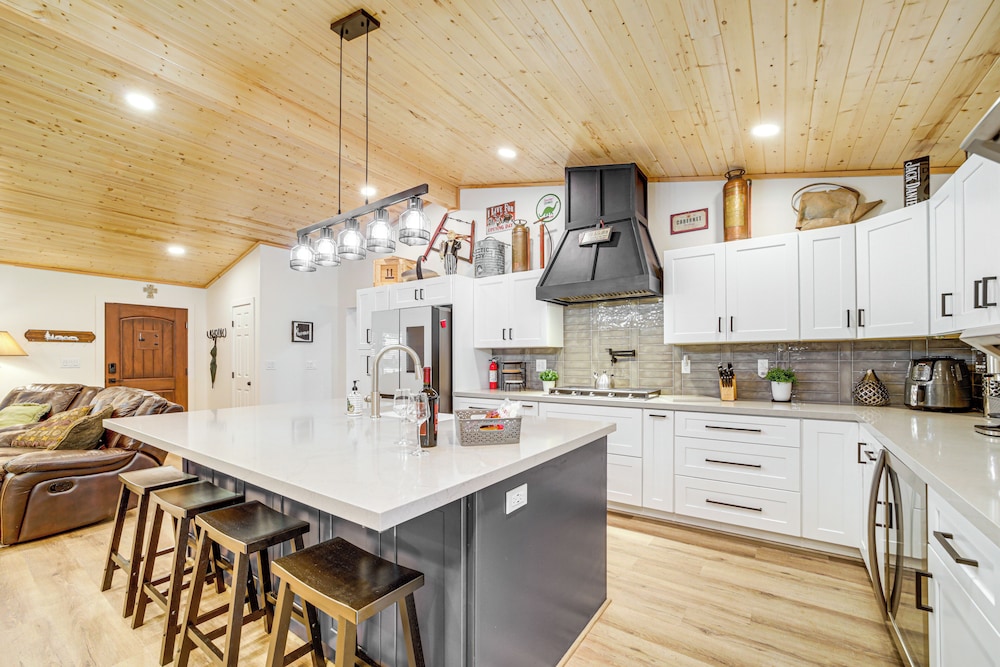 Fire Pit + Trail Access: Spacious Happy Jack Cabin