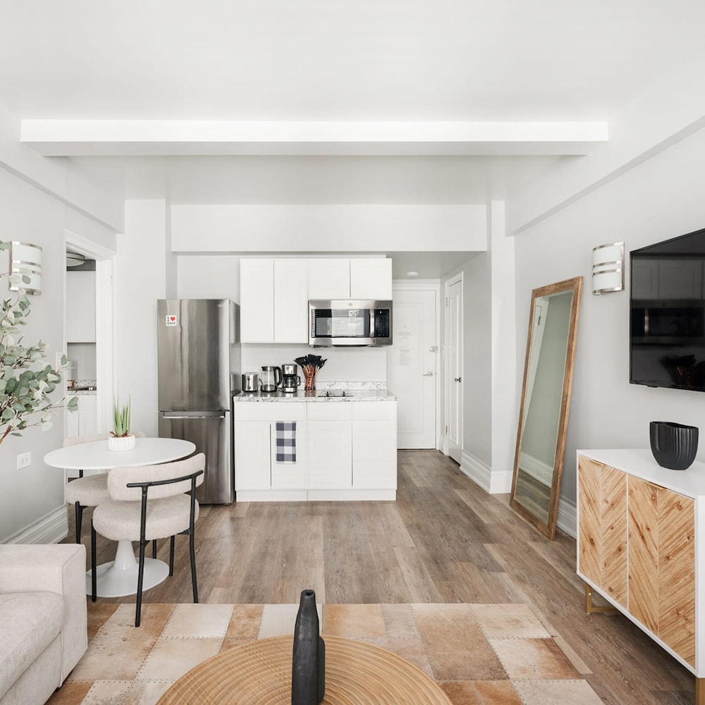 73-406 New 1BR 1bth UWS Doorman Gym