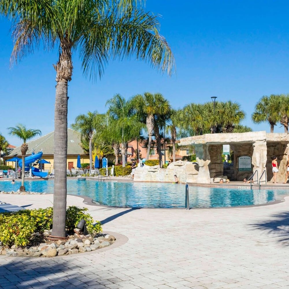 8950 Amazing 5BD Home With Pool