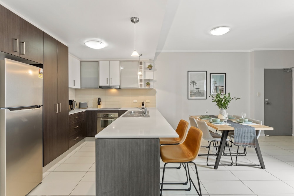 Central Cosy 2-bed With Pool and Near QUT & CBD