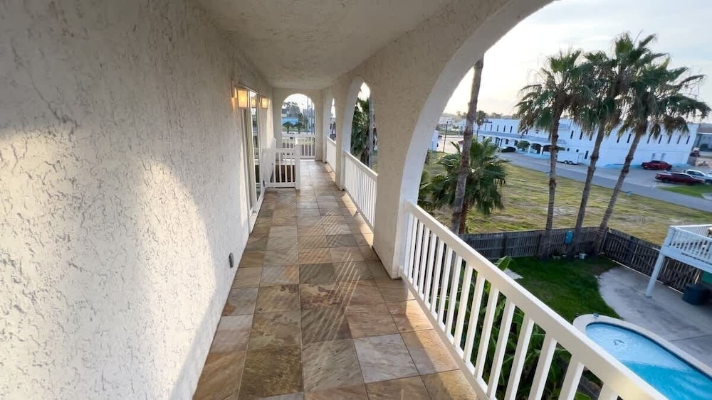 Fun Retro Island Vibe Sleeps 17 Beach 1 Block 4 Bedroom Home
