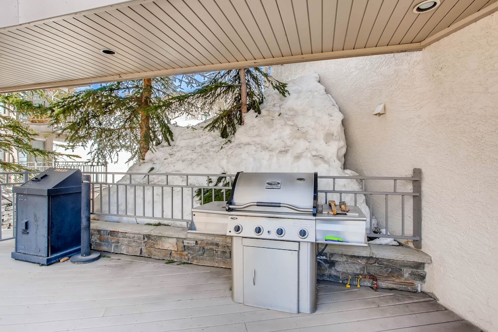 Updated 1 Br - Ski-in/ski-out Access 1 Bedroom Condo - No Cleaning Fee! by RedAwning