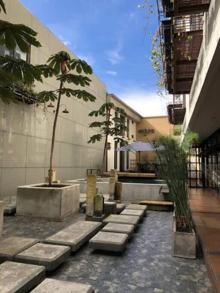 Stylish 2 Masters w Patio View
