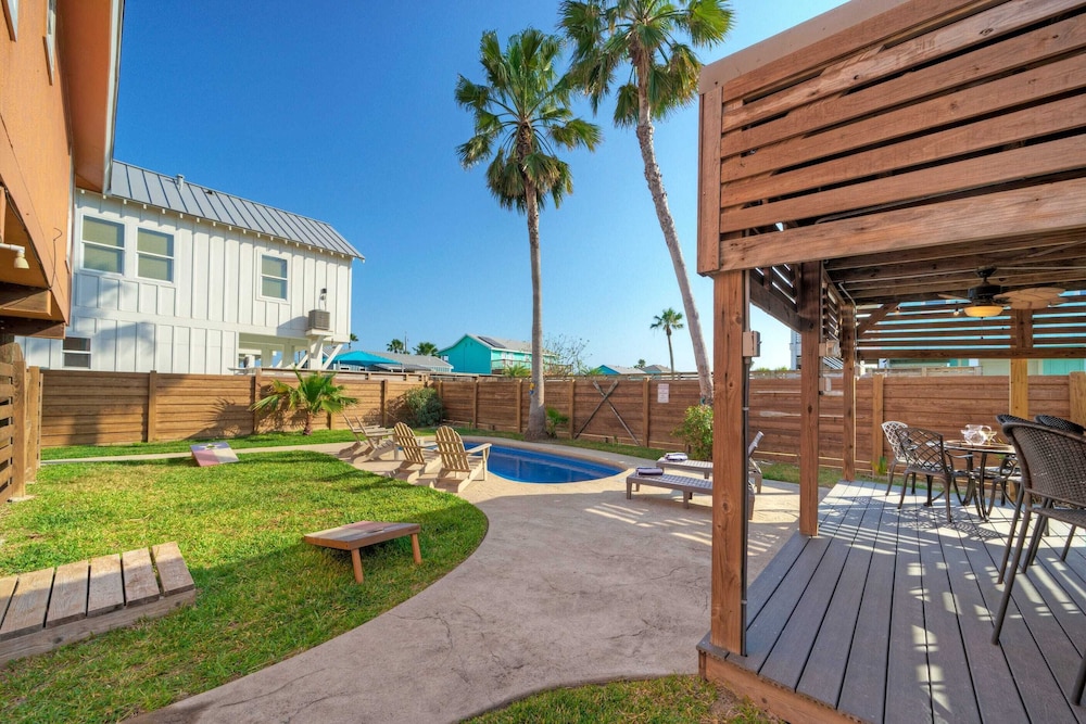 Coastal Retreat w/ Pool, BBQ & Sunset Views Beers and Sunshine by Avantstay