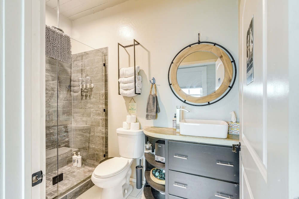 1 Mi to Dtwn: Home w/ Fenced Yard in Galveston!