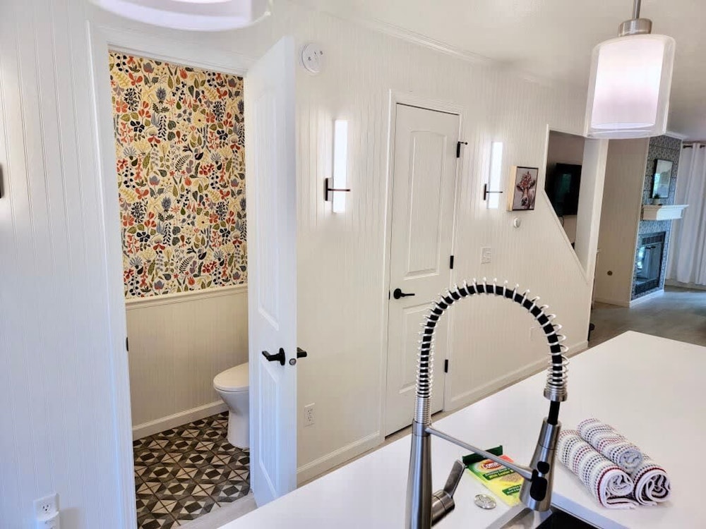 Charming Bayview - Downtown Condo With Pool